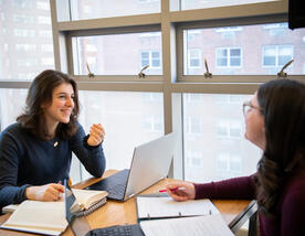 Dos estudiantes conversando en el beit midrash